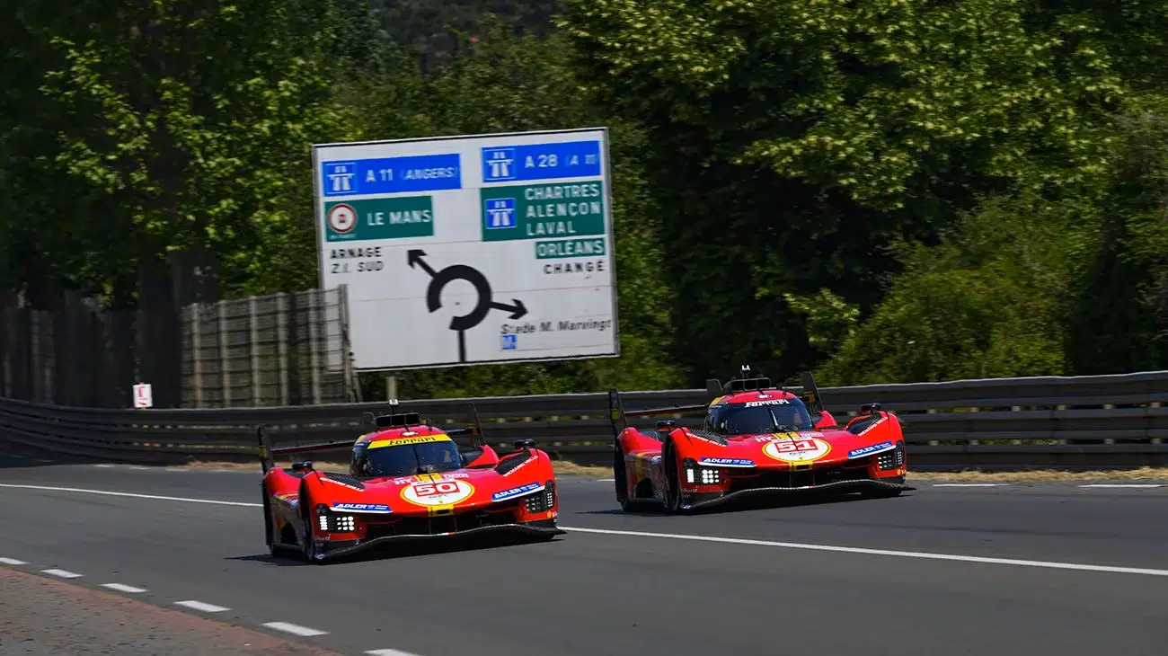 Par de Ferrari 499P em Le Mans