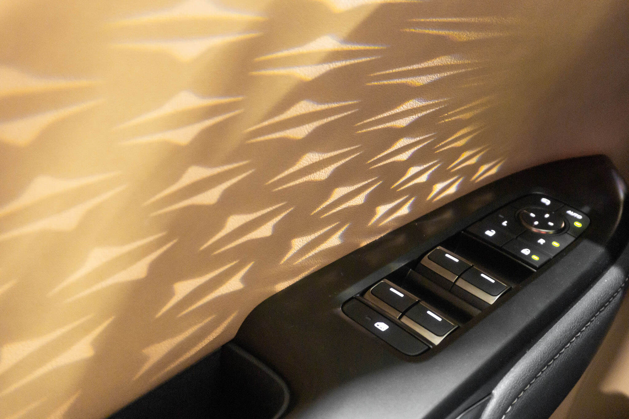 Lexus RZ 450e - iluminação ambiente