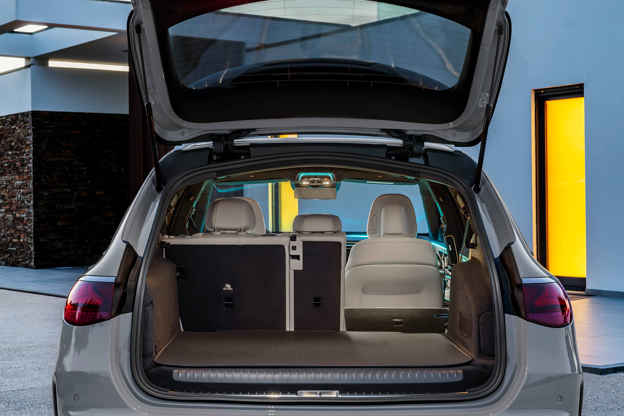 Mercedes-Benz E Estate luggage compartment