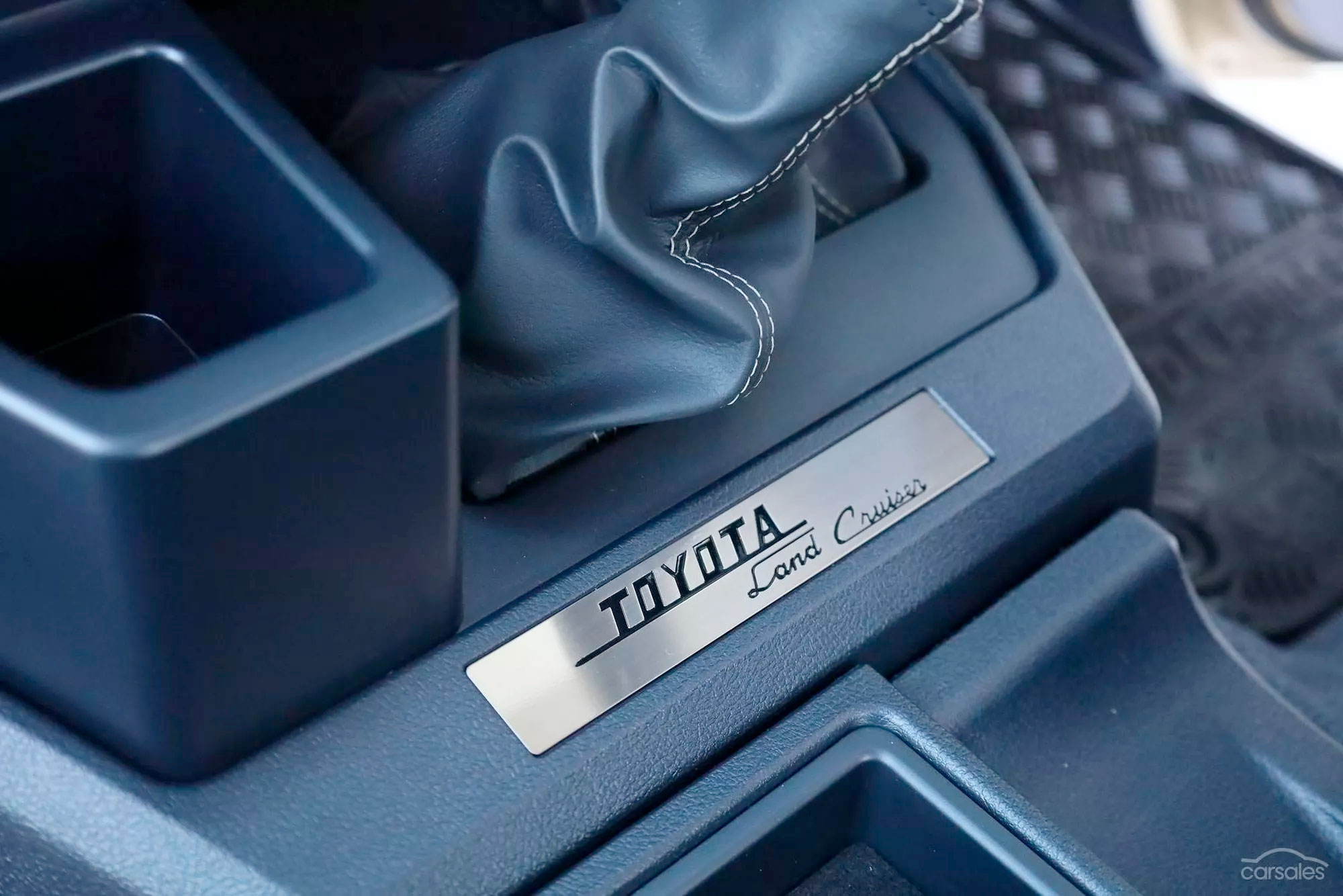 Toyota Land Cruiser - logo no interior