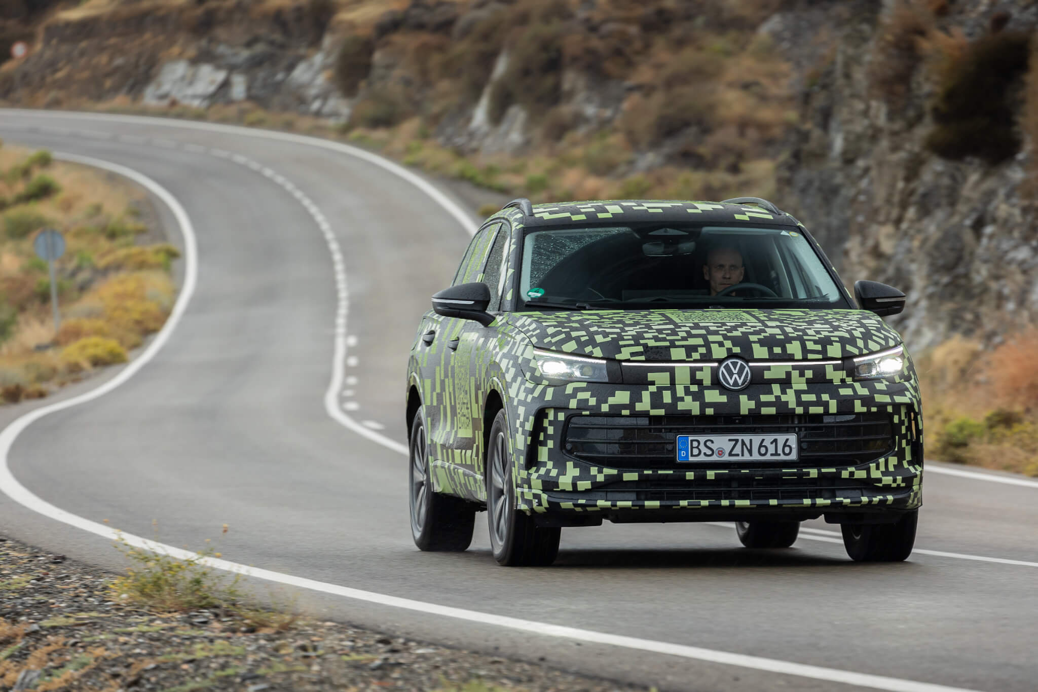 Volkswagen Tiguan 2024 - frente a andar