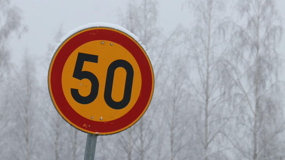 sinal proibido ultrapassar os 50 km/h