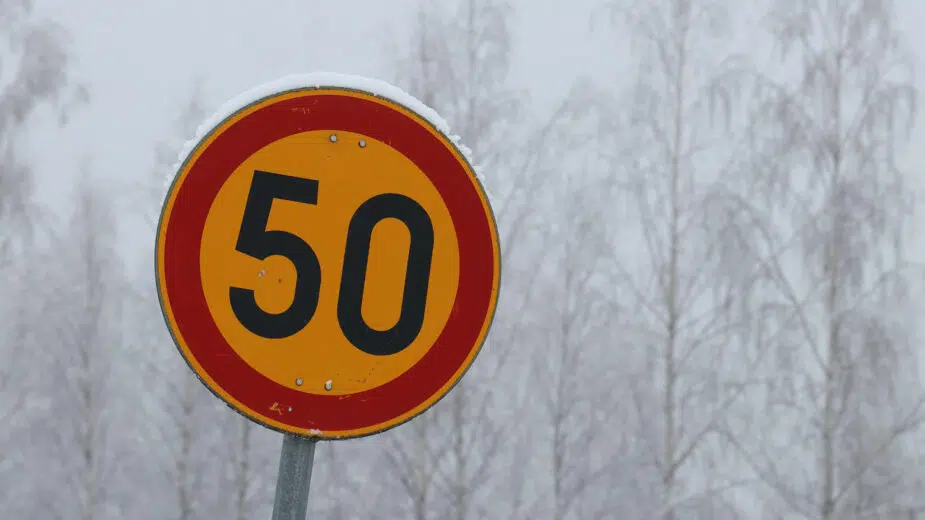sinal proibido ultrapassar os 50 km/h