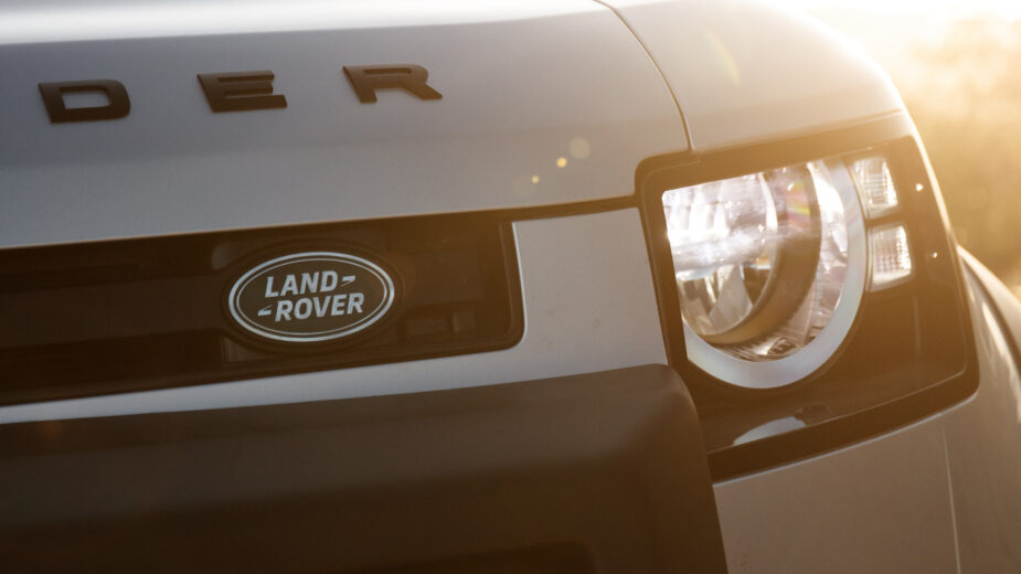 Land Rover Defender, detalhe da frente a evidenciar simbolo