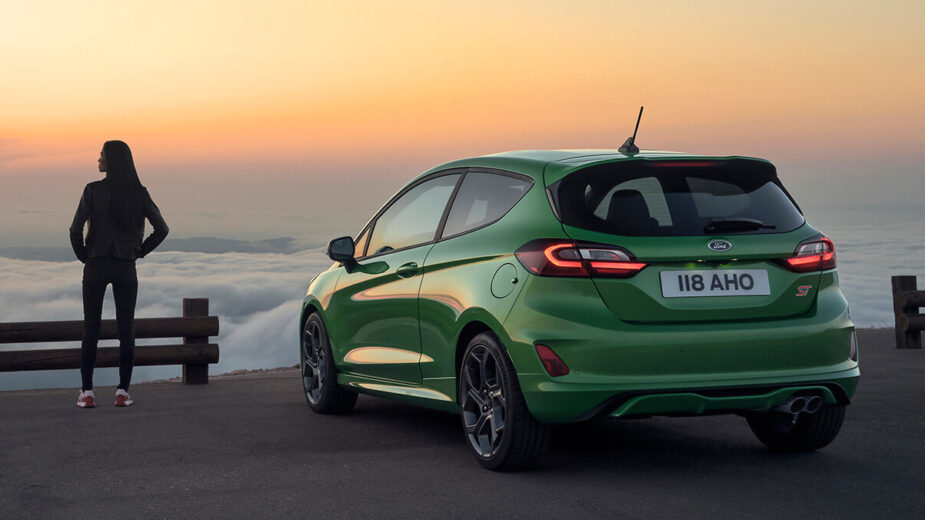 Ford Fiesta ST 2021, traseira, com mulher ao seu lado