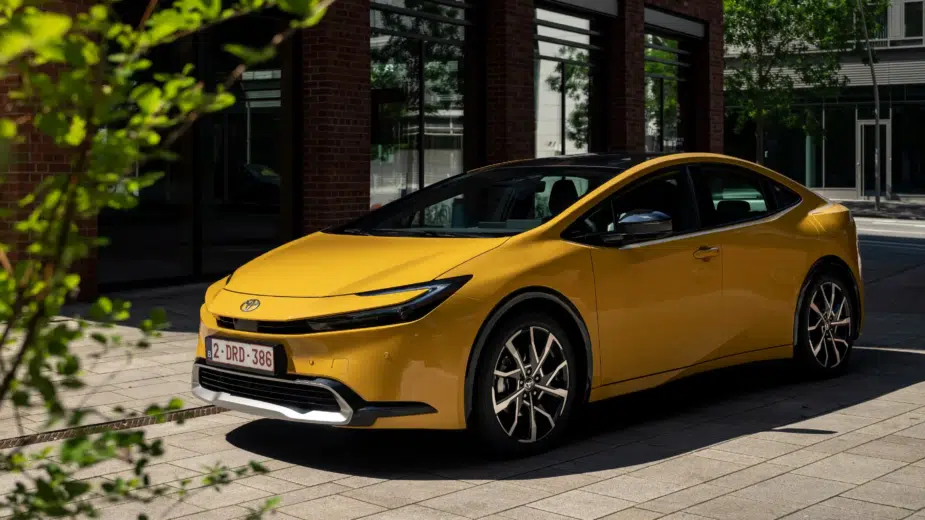 Toyota Prius parqueado na rua frente 3/4