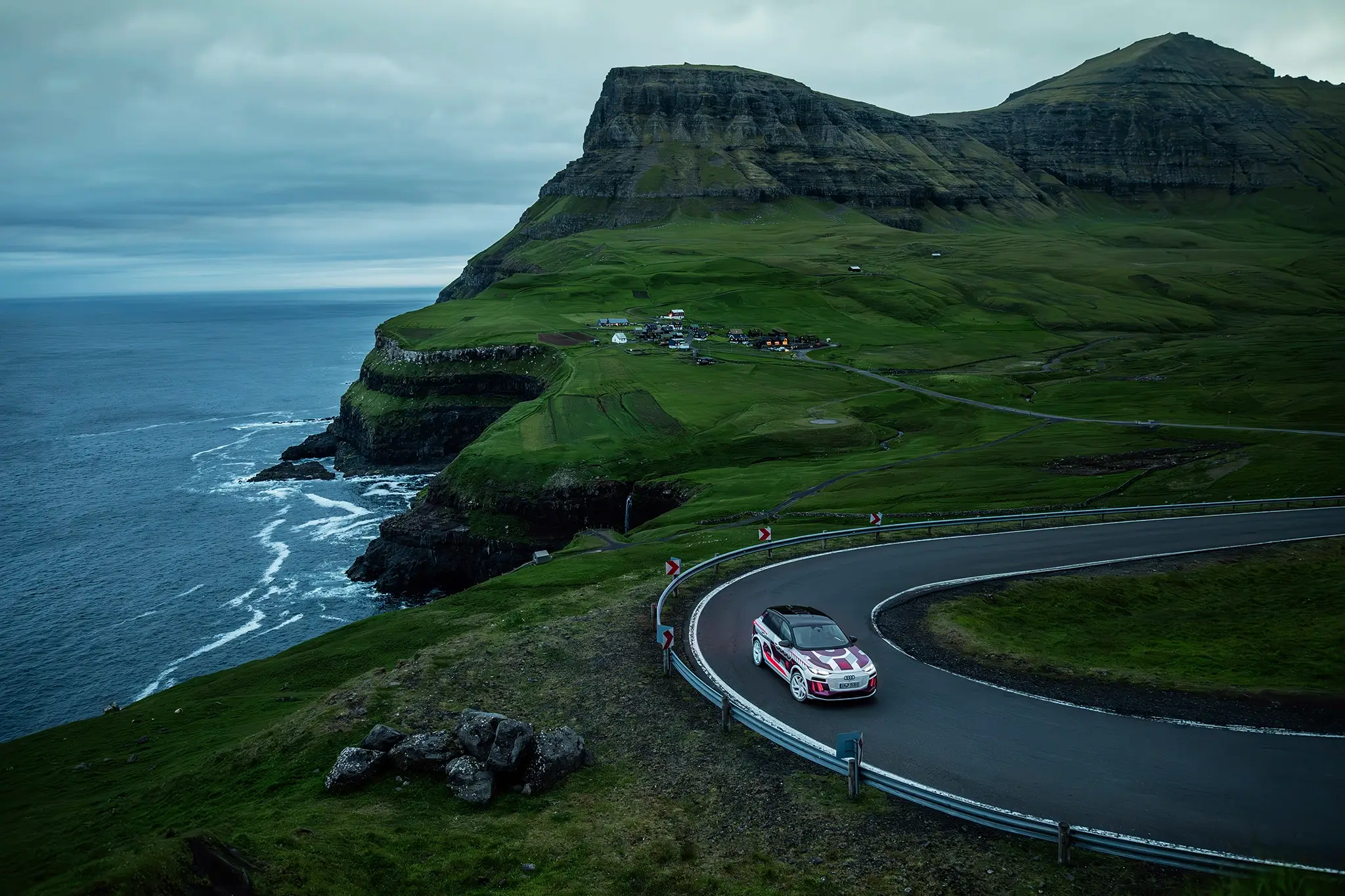 Audi Q6 e-tron com cenário das Ilhas Faroé