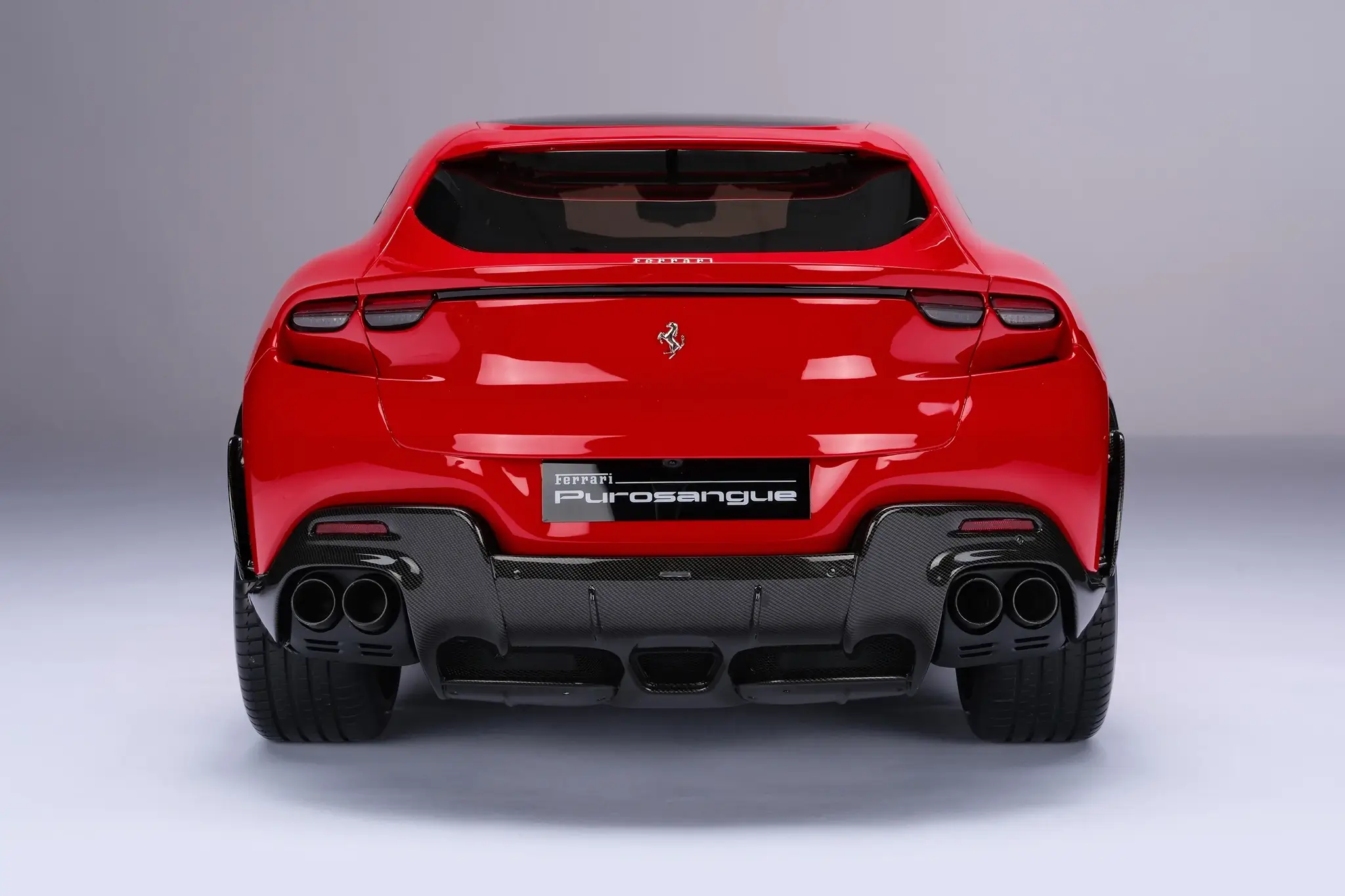 Ferrari Purosangue em miniatura de traseira