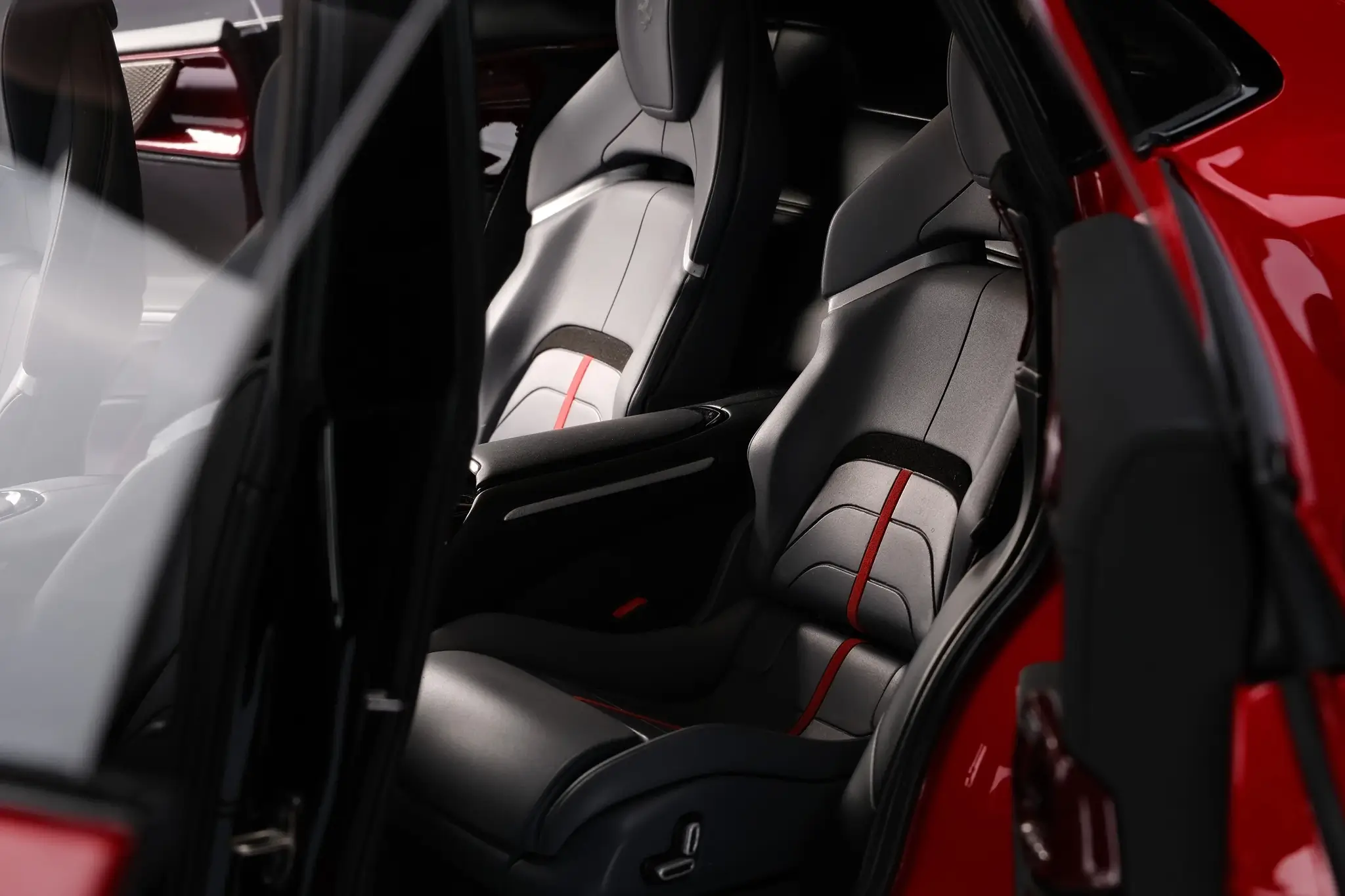 Detalhe dos assentos do Ferrari Purosangue em miniatura