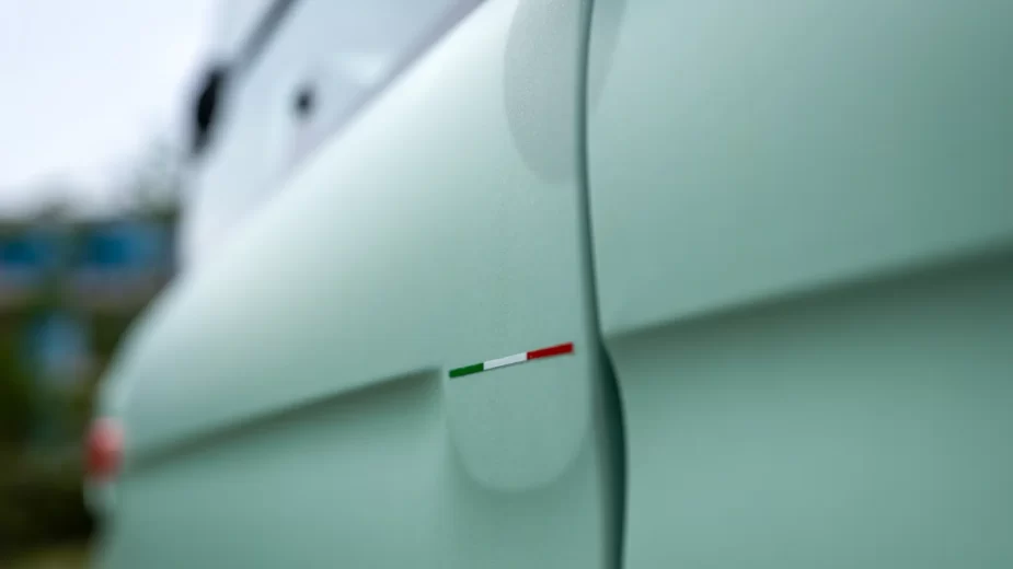 Detalhe bandeira tricolor na porta