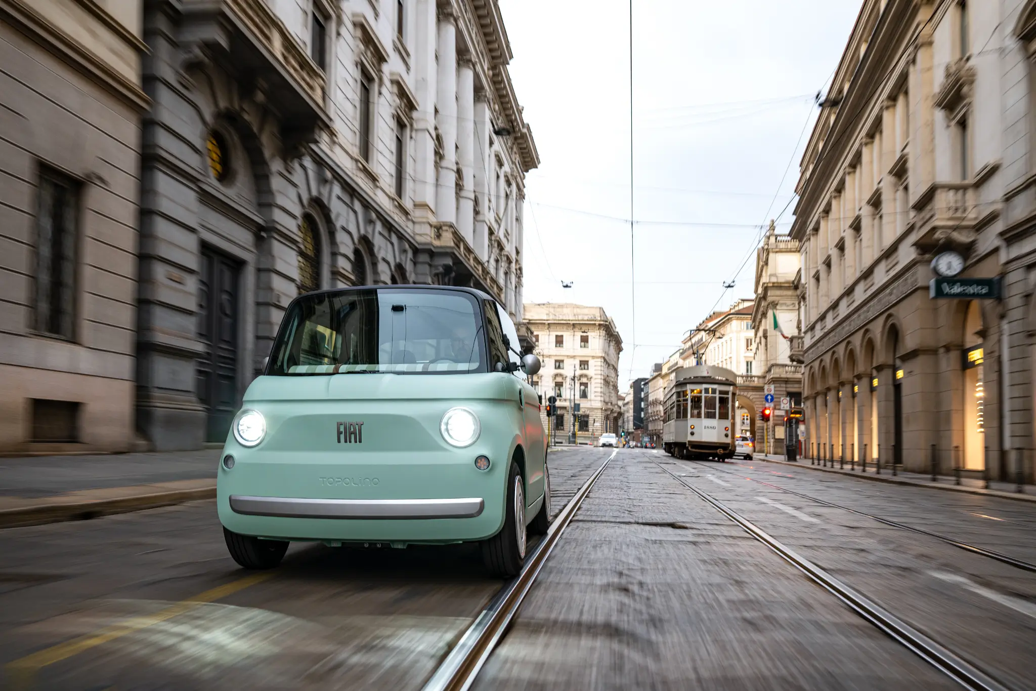 Fiat Topolino frente, faróis acesos