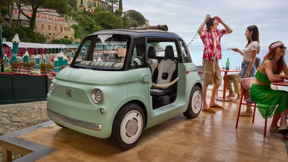 Homem a usar chuveiro do Fiat Topolino Dolcevita