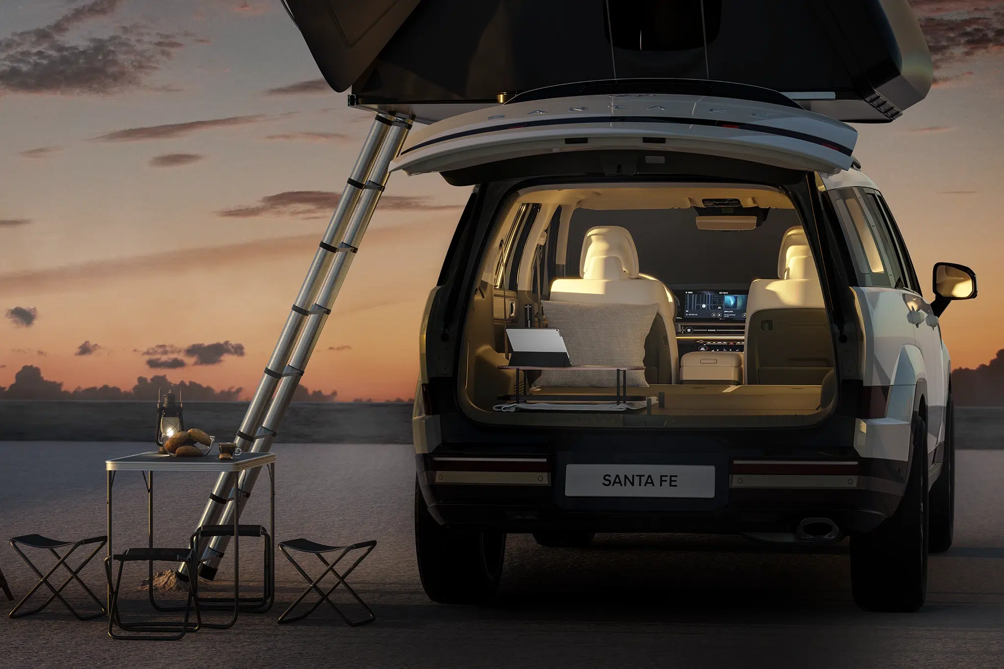 Hyundai Santa Fé em ambiente noturno e com interior preparado para acampar