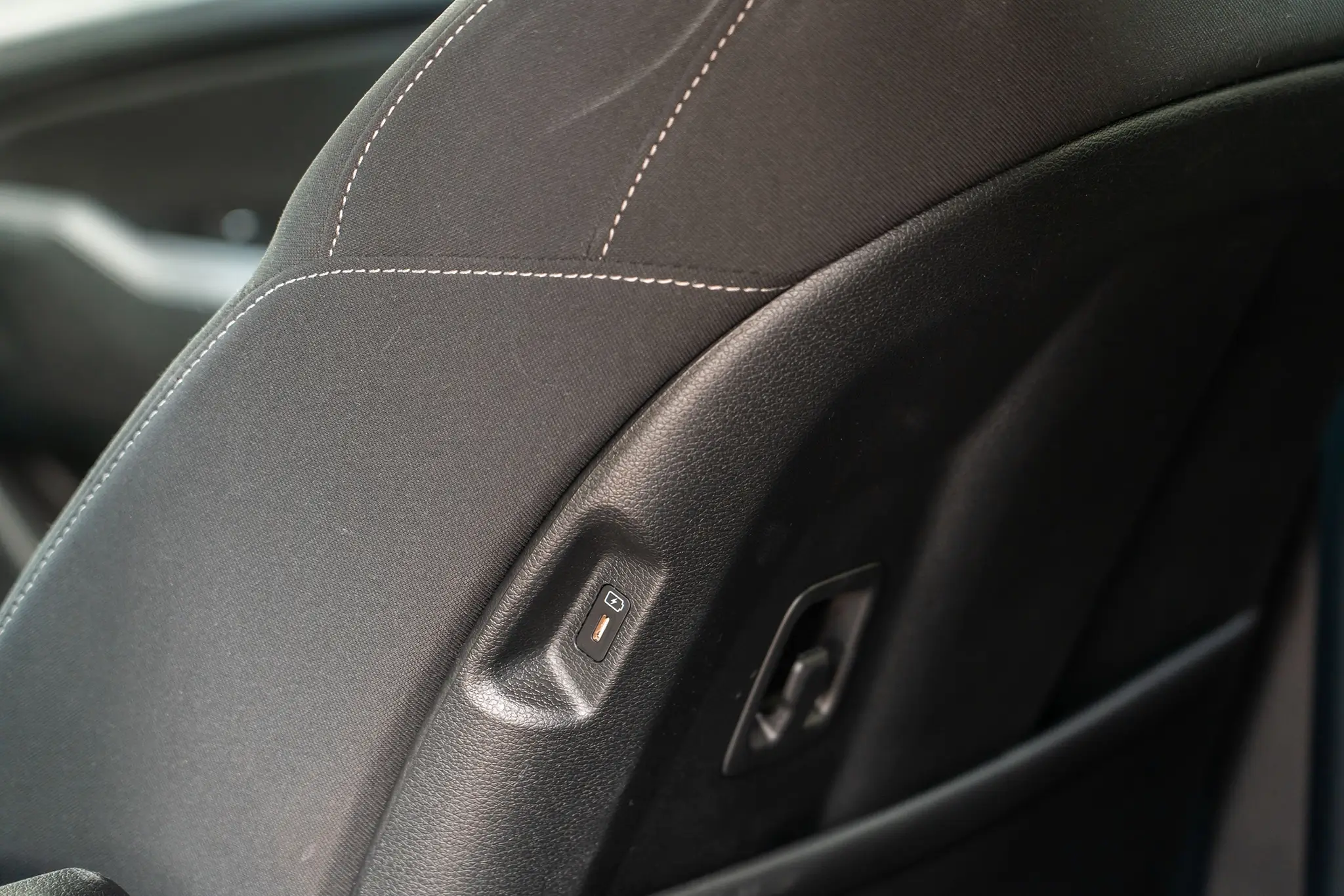 Kia Sportage - tomadas USB nas costas dos assentos da frente