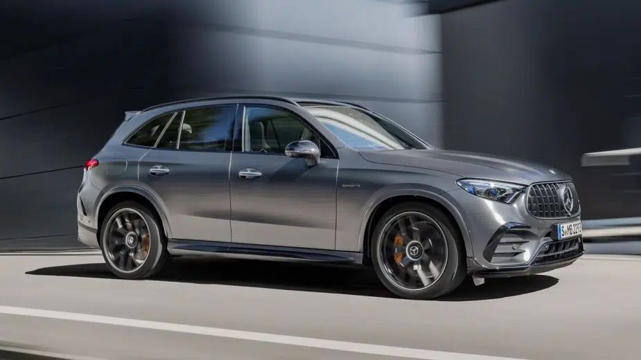 Vista lateral, em movimento do mercedes-AMG GLC