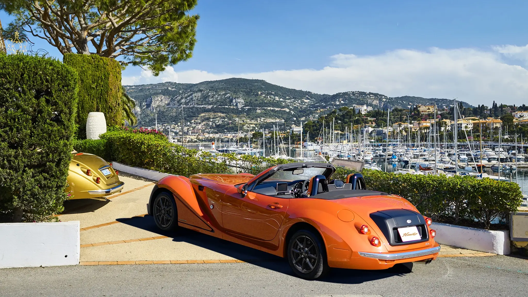 Mitsuoka Himiko cor de laranja visto de traseira