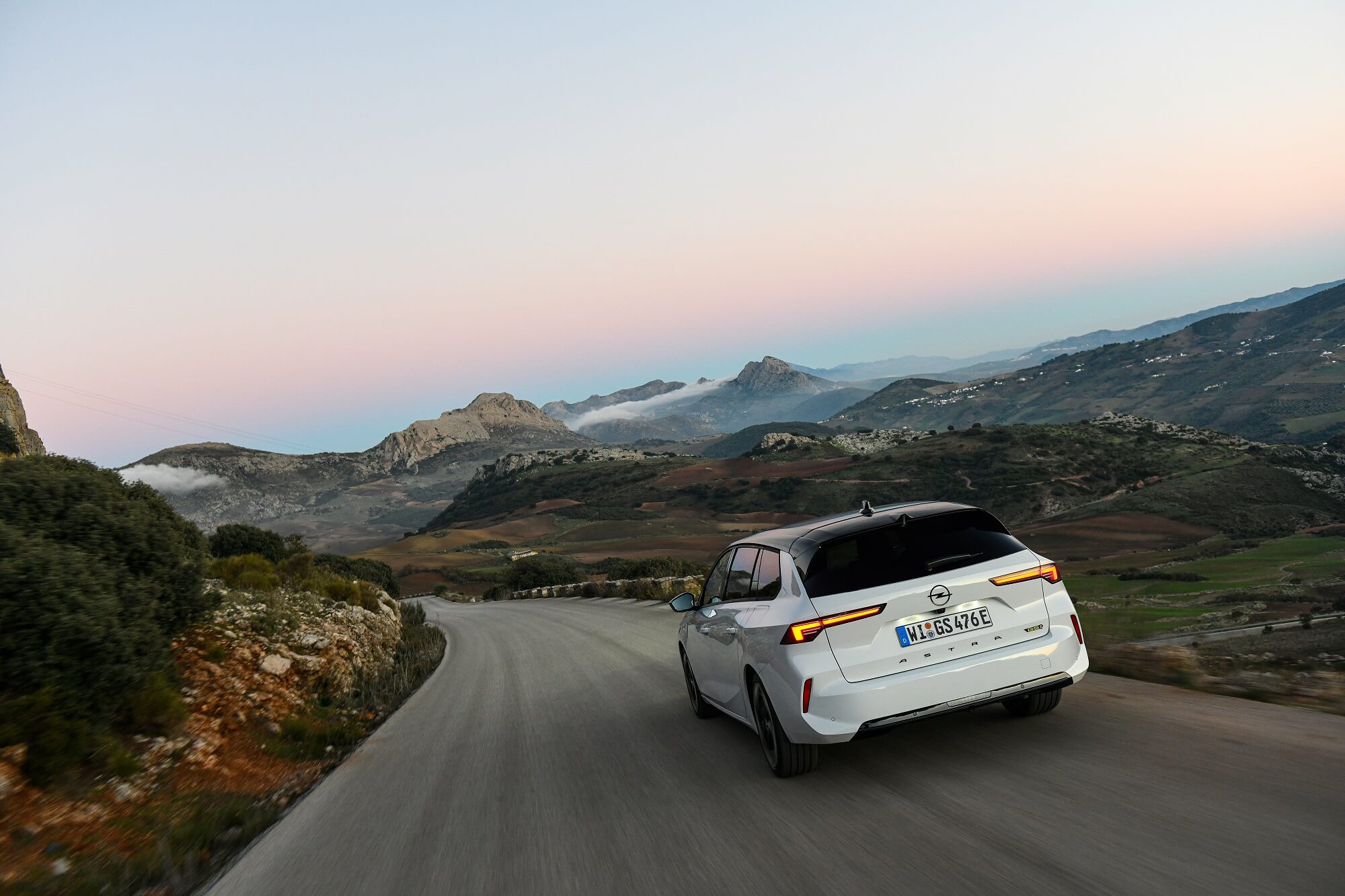 Opel Astra Sports Tourer GSe na estrada traseira