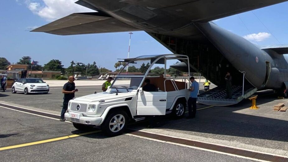 Papamovel a sair do Hercules C-130H da Força Aérea Portuguesa