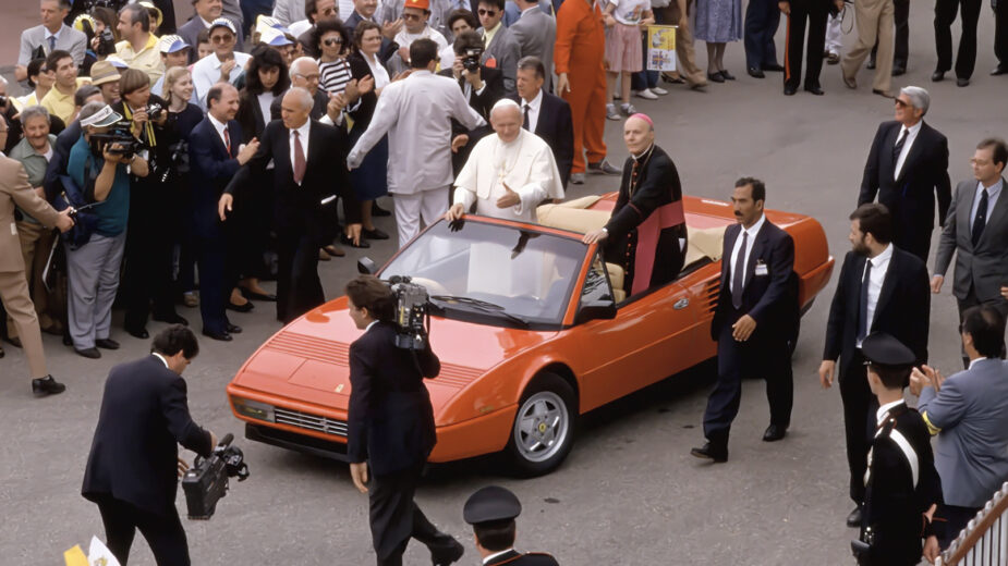 Papa João Paulo II a bordo do Ferrari Mondial em Maranello