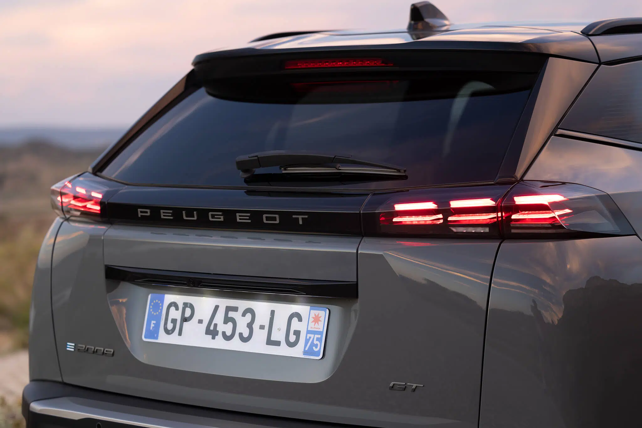 Peugeot e-2008 - assinatura visual em LED atrás