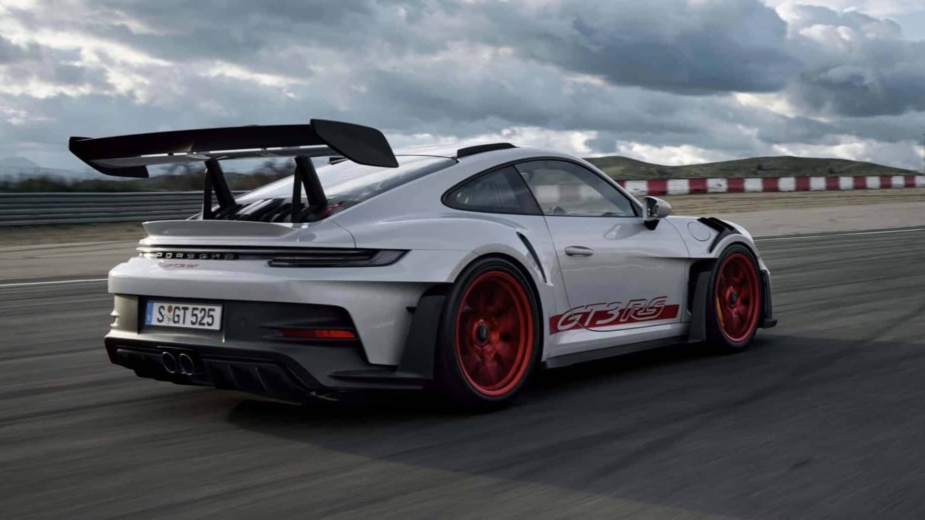 Porsche 911 GT3 RS 2023 é visto em testes na pista longa de