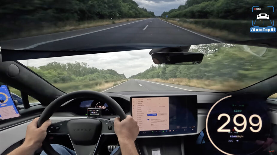 Vista do interior do Tesla Model S Plaid na autobahn a 299 km/h