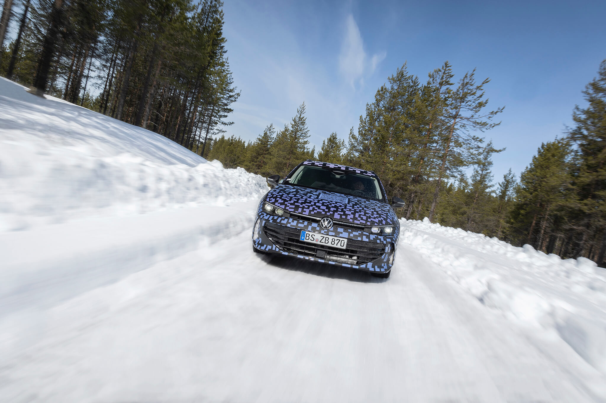 Volkswagen Passat Variant na neve, frente