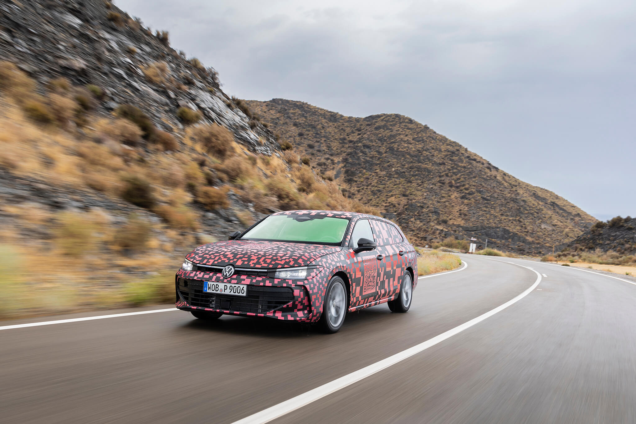 Volkswagen Passat Variant na estrada, frente