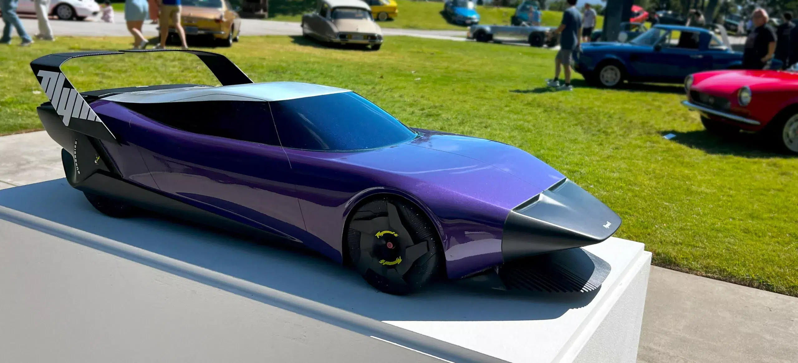 Plymouth Superbird 2045, modelo à escala