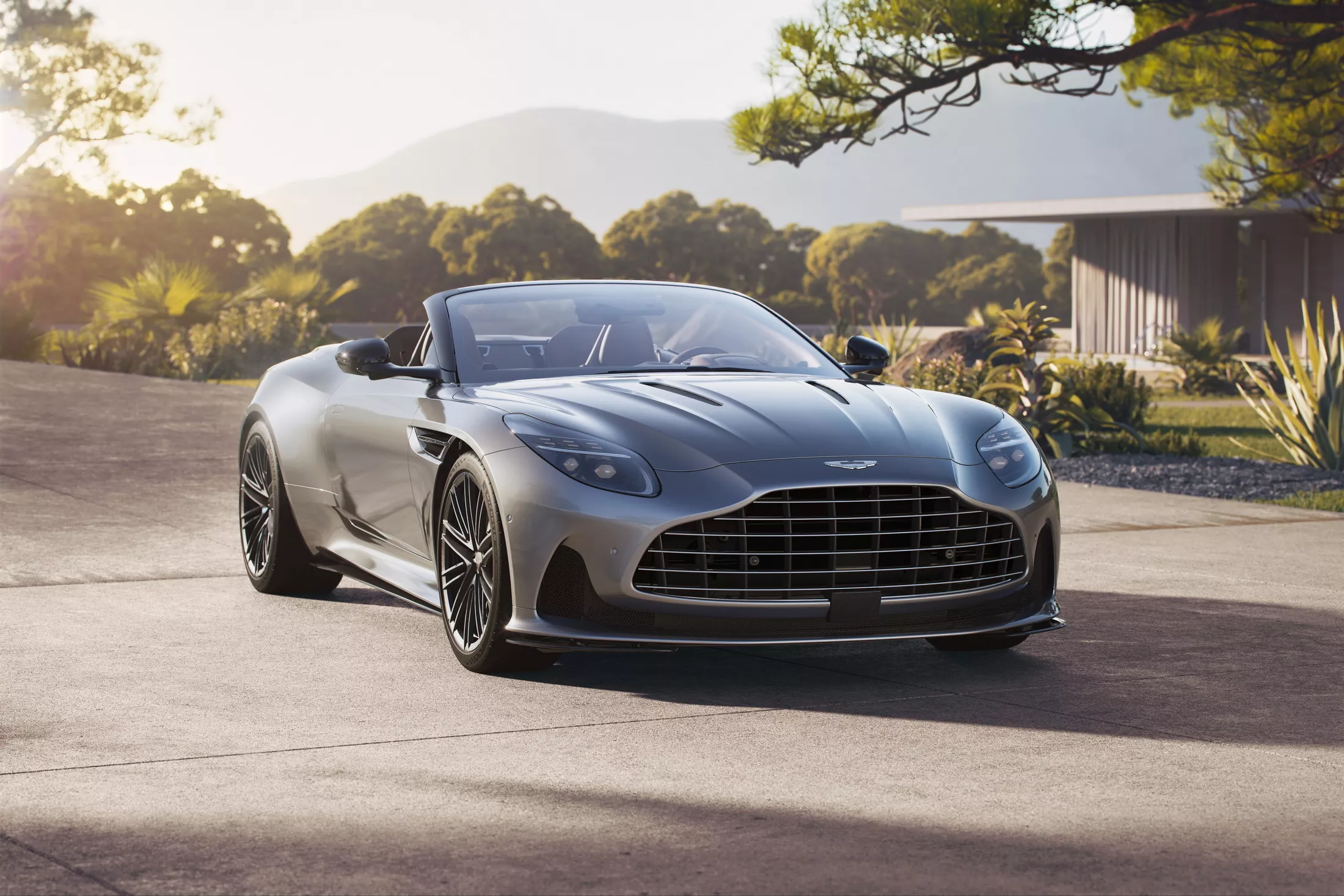 Aston Martin DB12 Volante frente 3/4