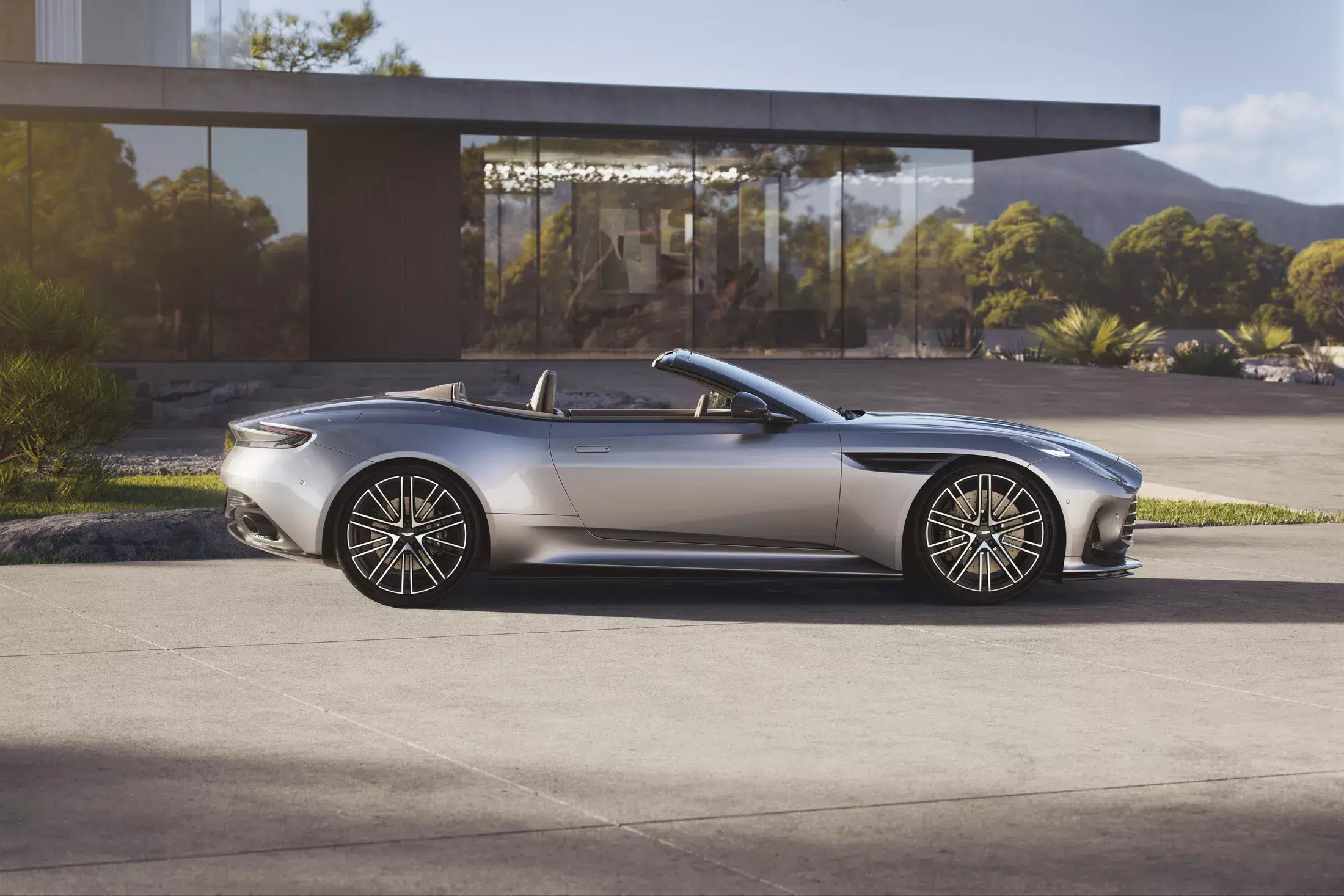 Aston Martin DB12 Volante perfil