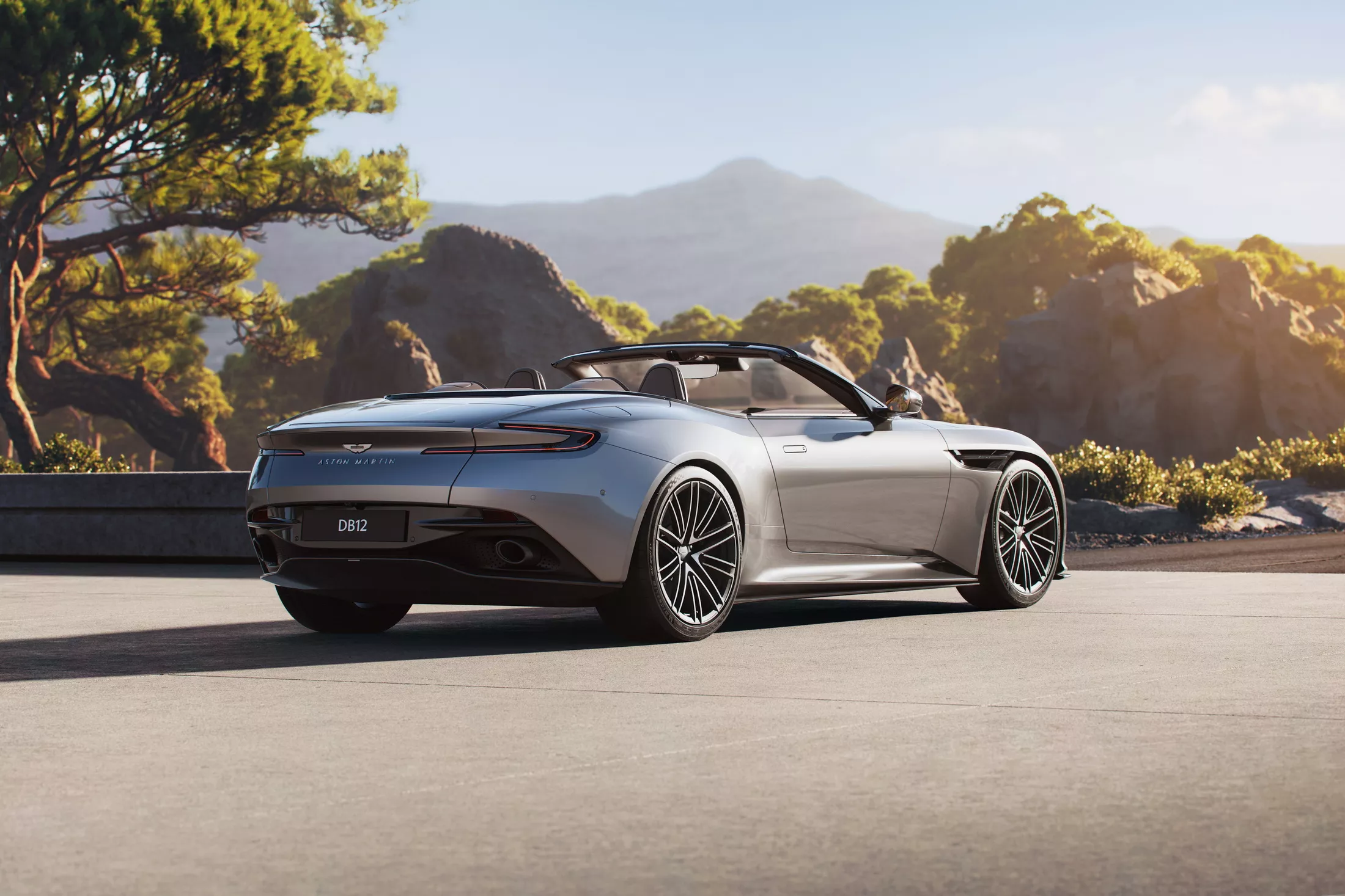 Aston Martin DB12 Volante, traseira 3/4