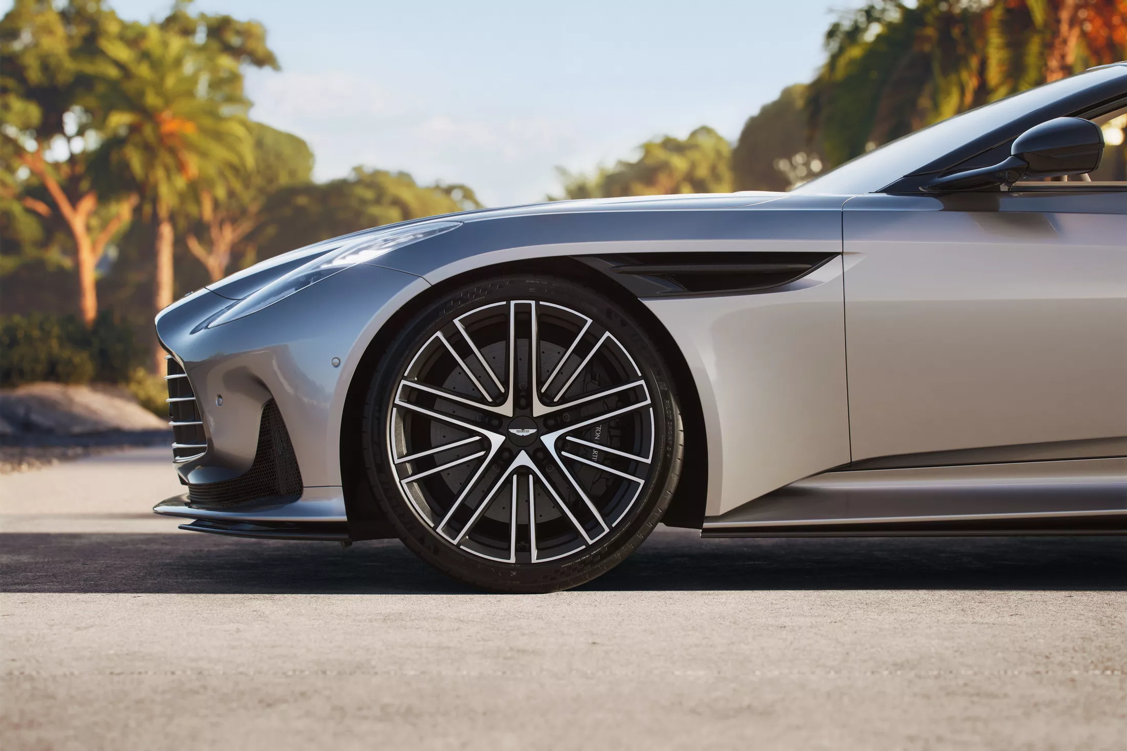 Aston Martin DB12 Volante roda dianteira