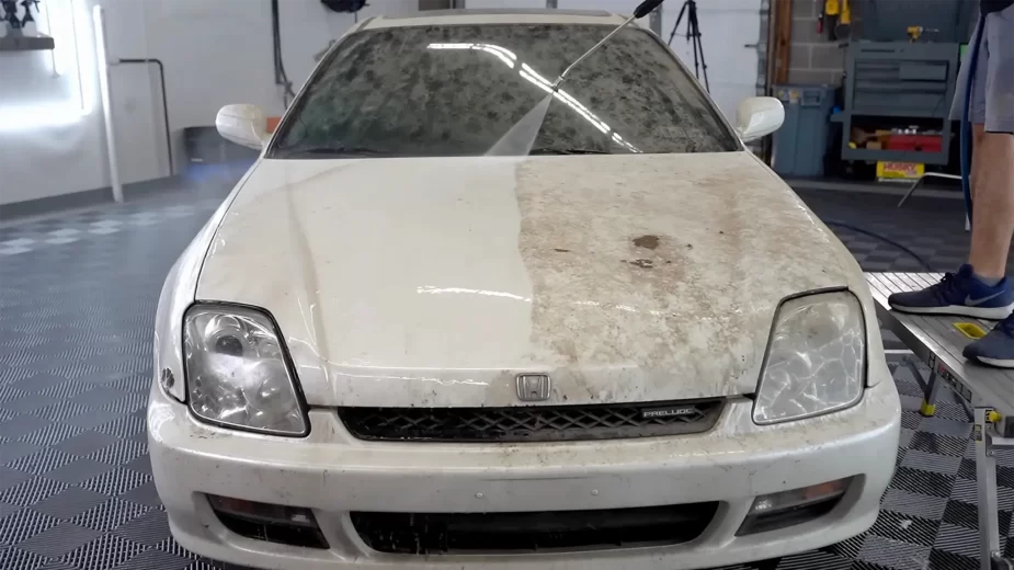 Detalhe a um Honda Prelude - vista da frente