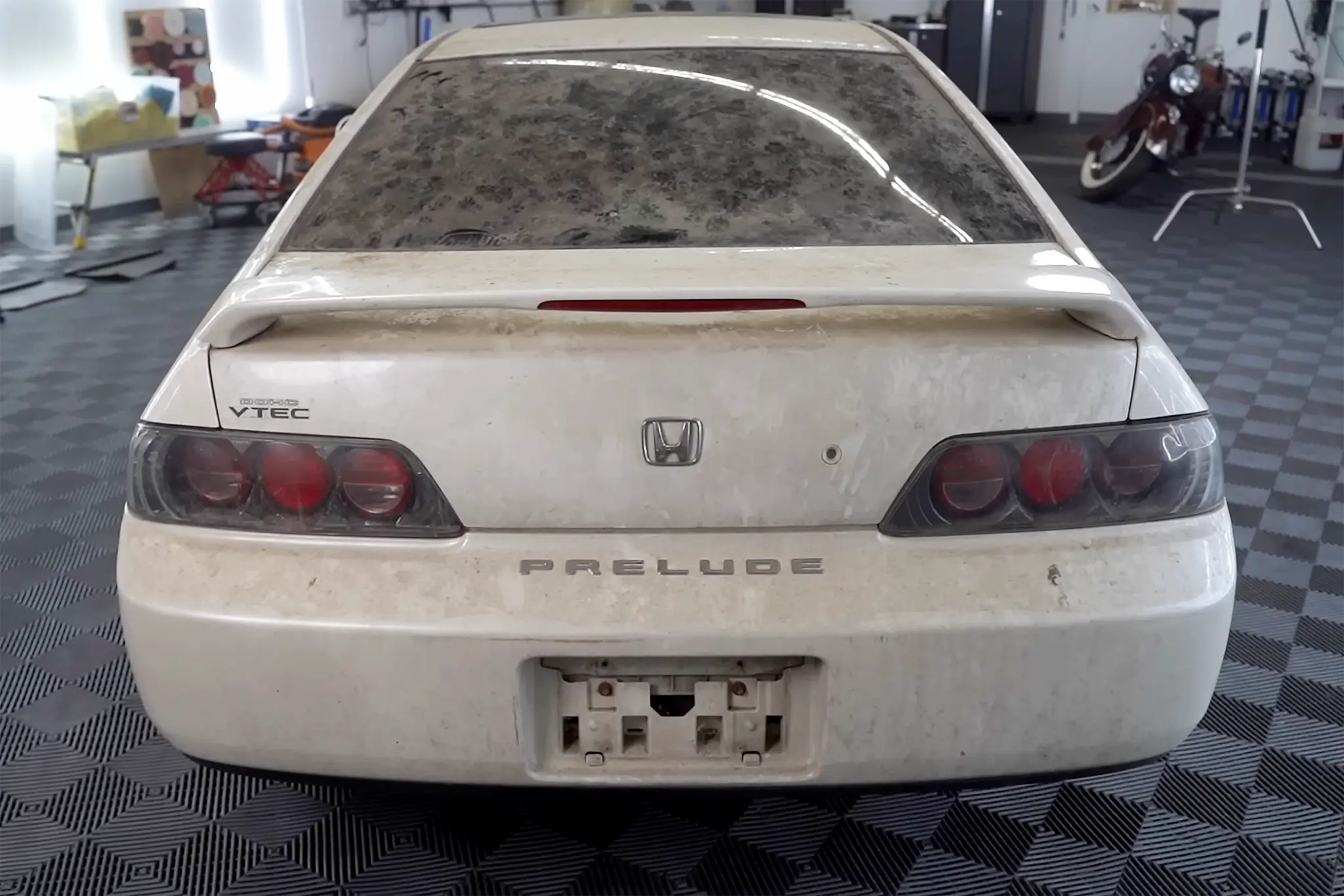 Detalhe a um Honda Prelude - vista da traseira