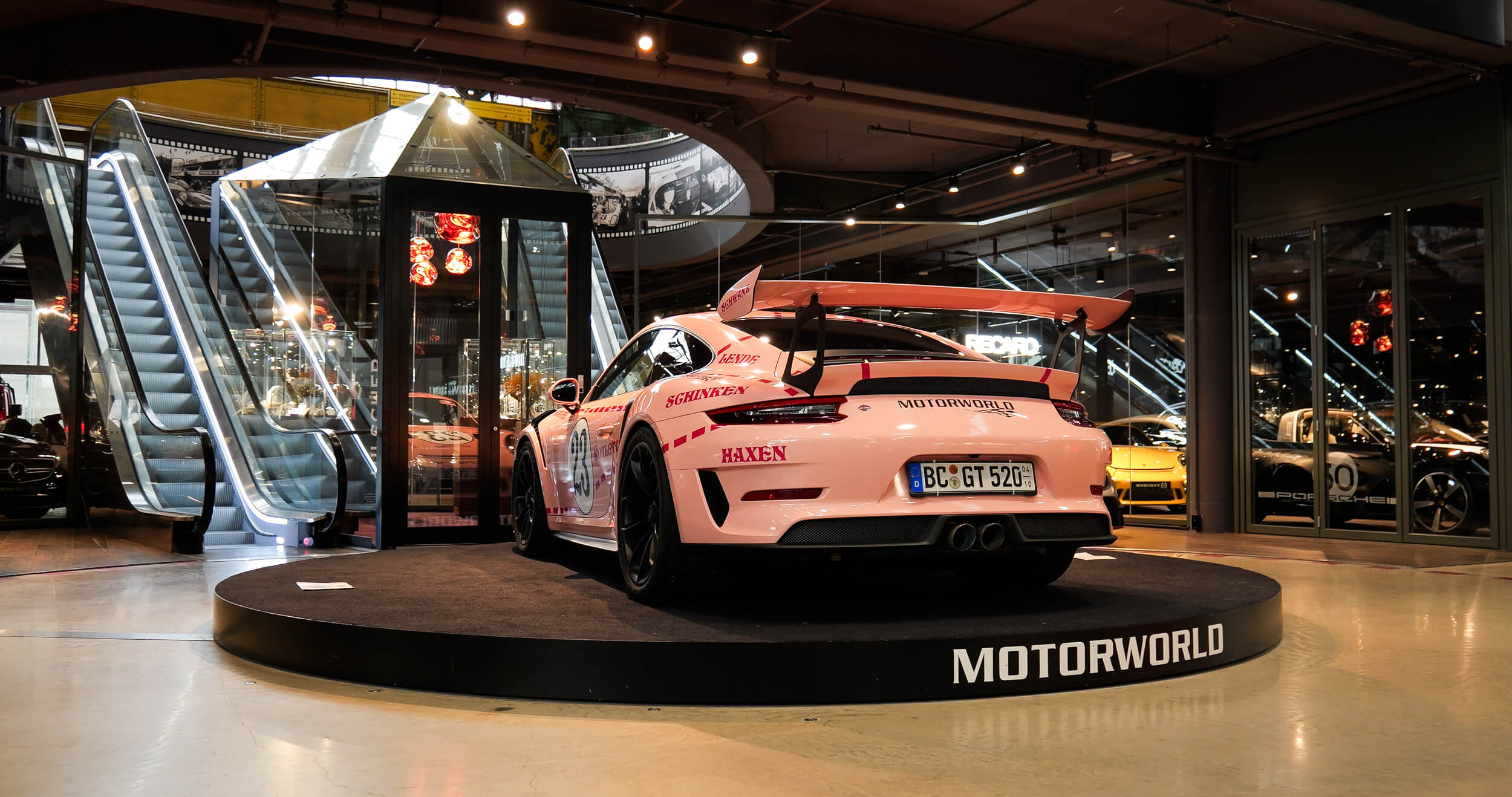 Porsche 911 GT3 RS no Hotel Motorworld