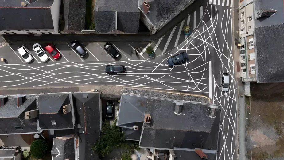 Linhas entrelaçadas no piso, destinadas a melhorar a segurança rodoviária