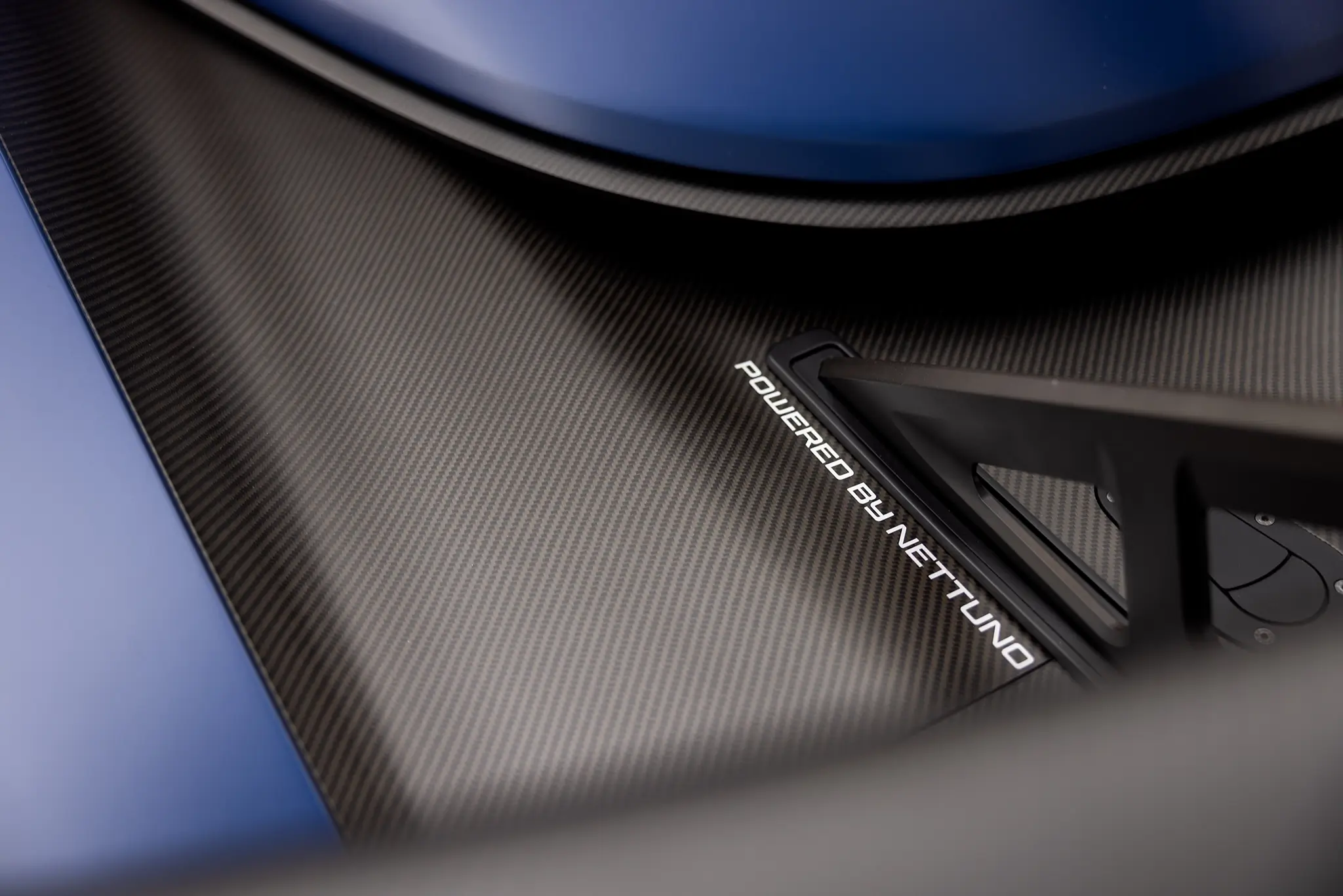 Maserati MCXtrema detalhe da fibra de carbono e a designação do motor