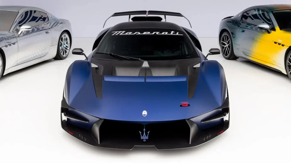 Maserati MCXtrema em destaque, ladeado por dois Gran Turismo