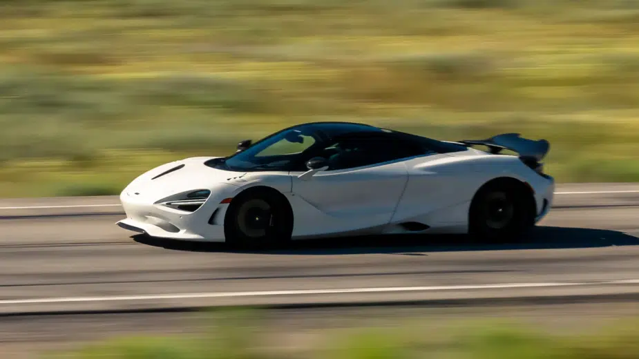 McLaren 750S visto de lado a alta velocidade