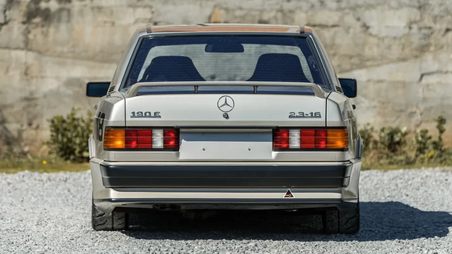 Mercedes-Benz 190 E 2.3-16 visto de traseira