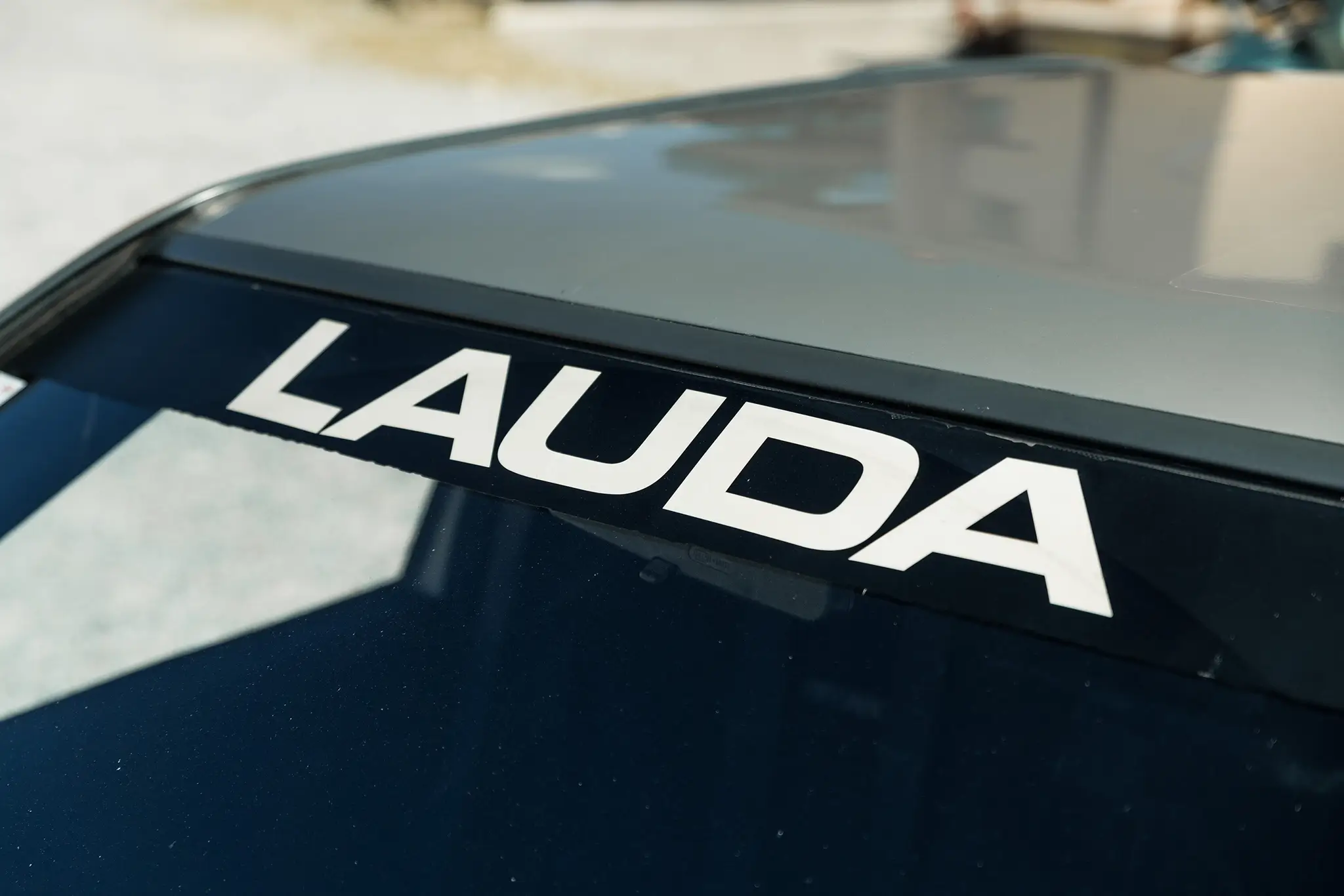 Nome "Lauda" no topo do para-brisas do Mercedes-Benz 190 E 2.3-16