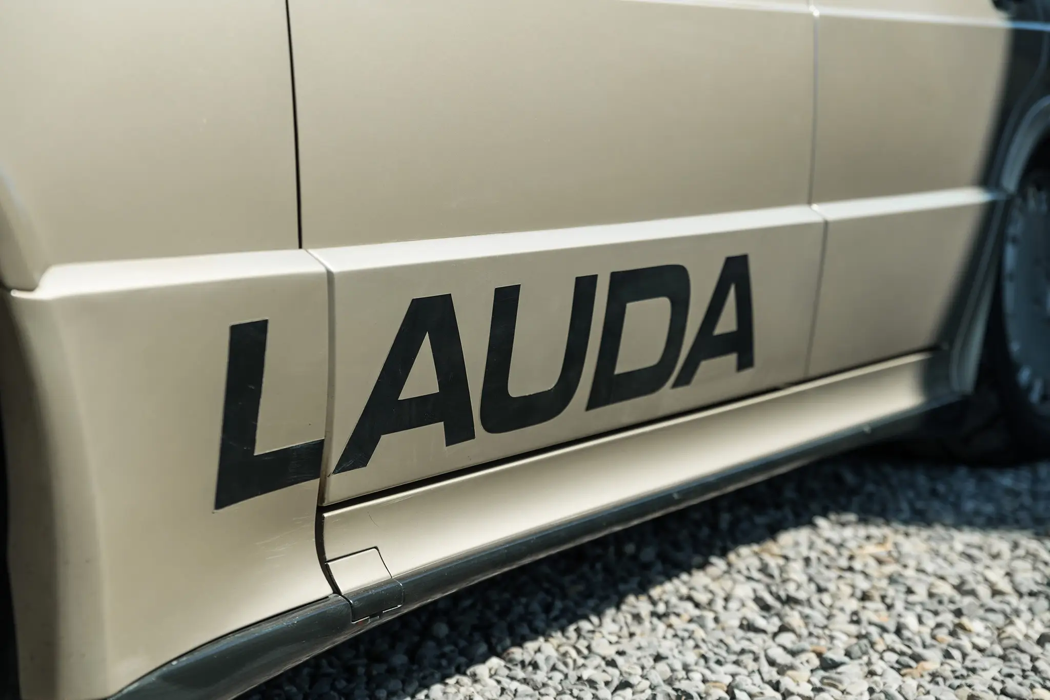 Nome "Lauda" na lateral do Mercedes-Benz 190 E 2.3-16