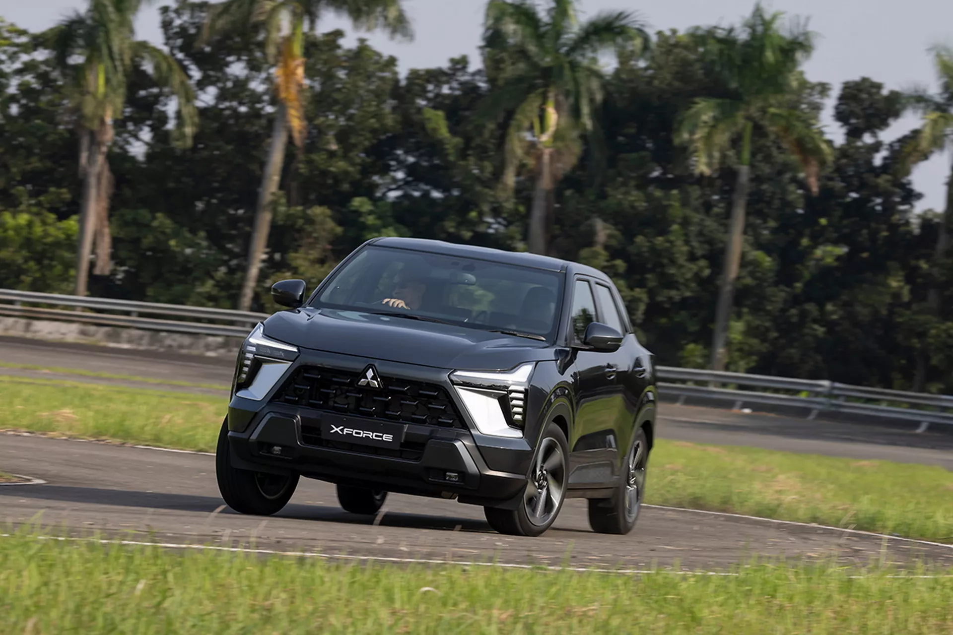 Mitsubishi xforce a curvar, frente