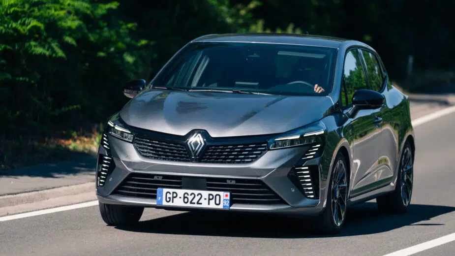 Renault Clio 2023 na estrada de frente
