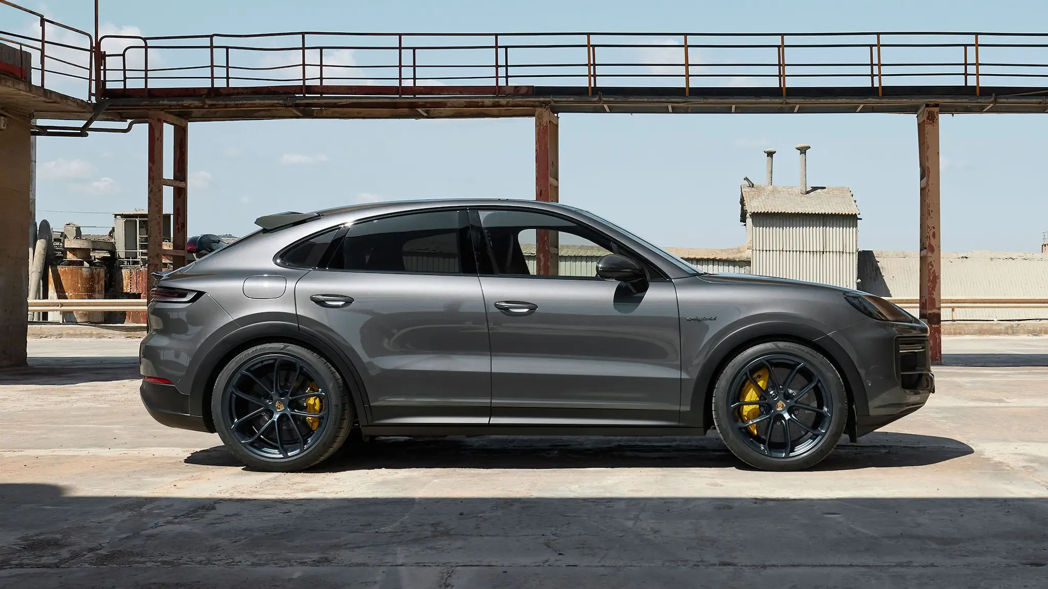 Vista lateral do do Porsche Cayenne Coupé