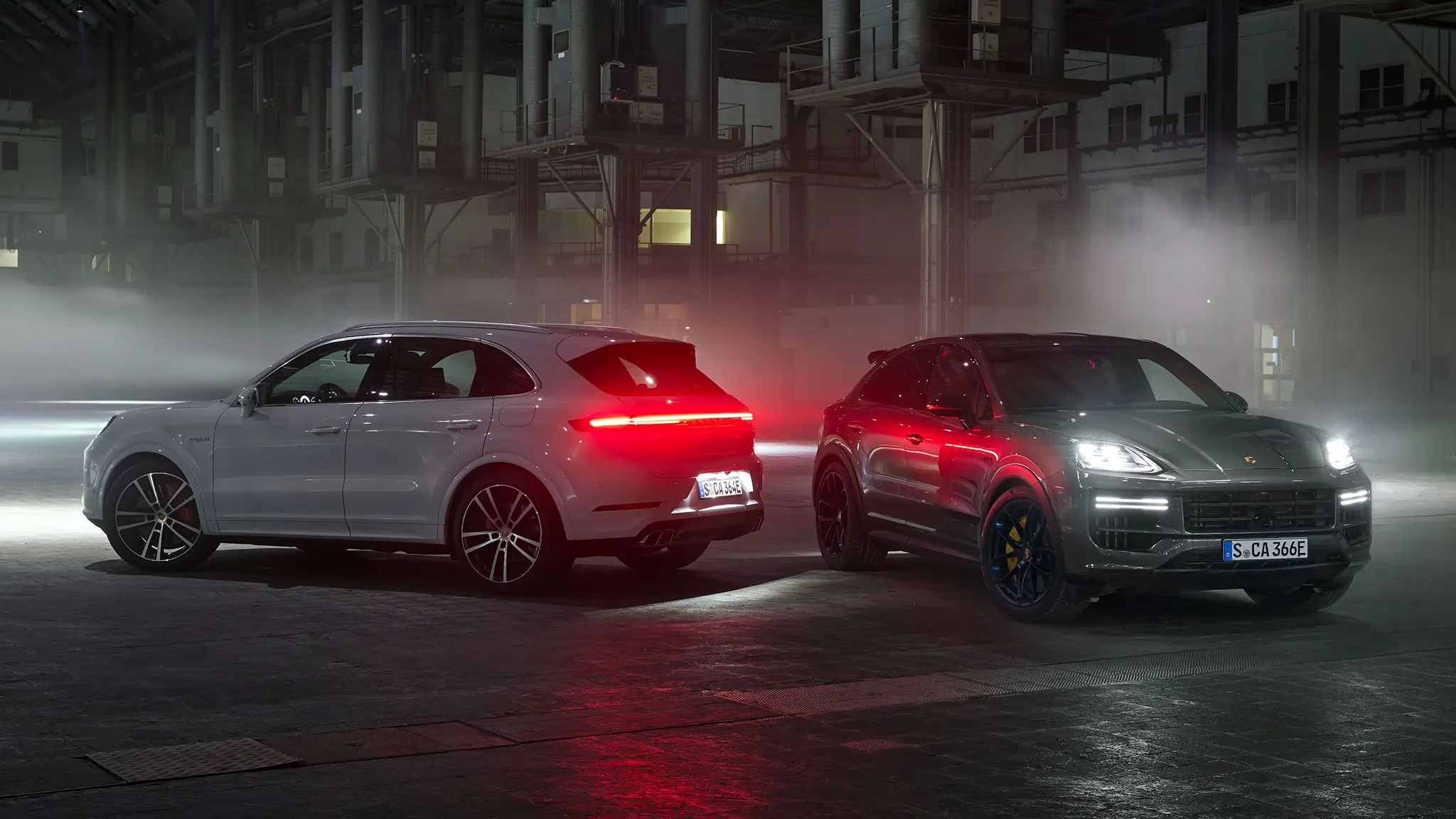 Porsche Cayenne Turbo E-Hybrid e Porsche Cayenne Turbo E-Hybrid Coupé em ambiente noturno