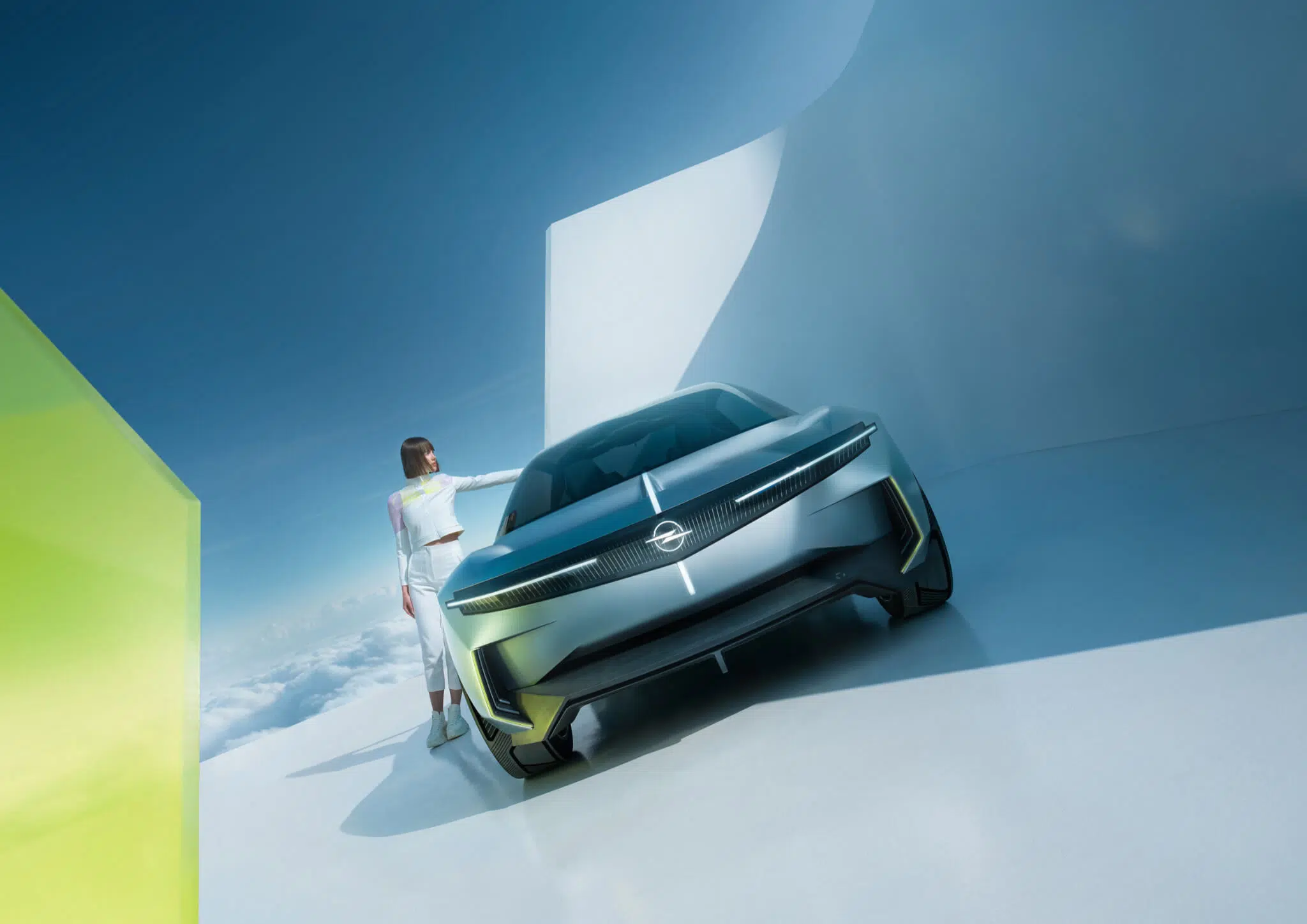 Opel Experimental frente iluminada