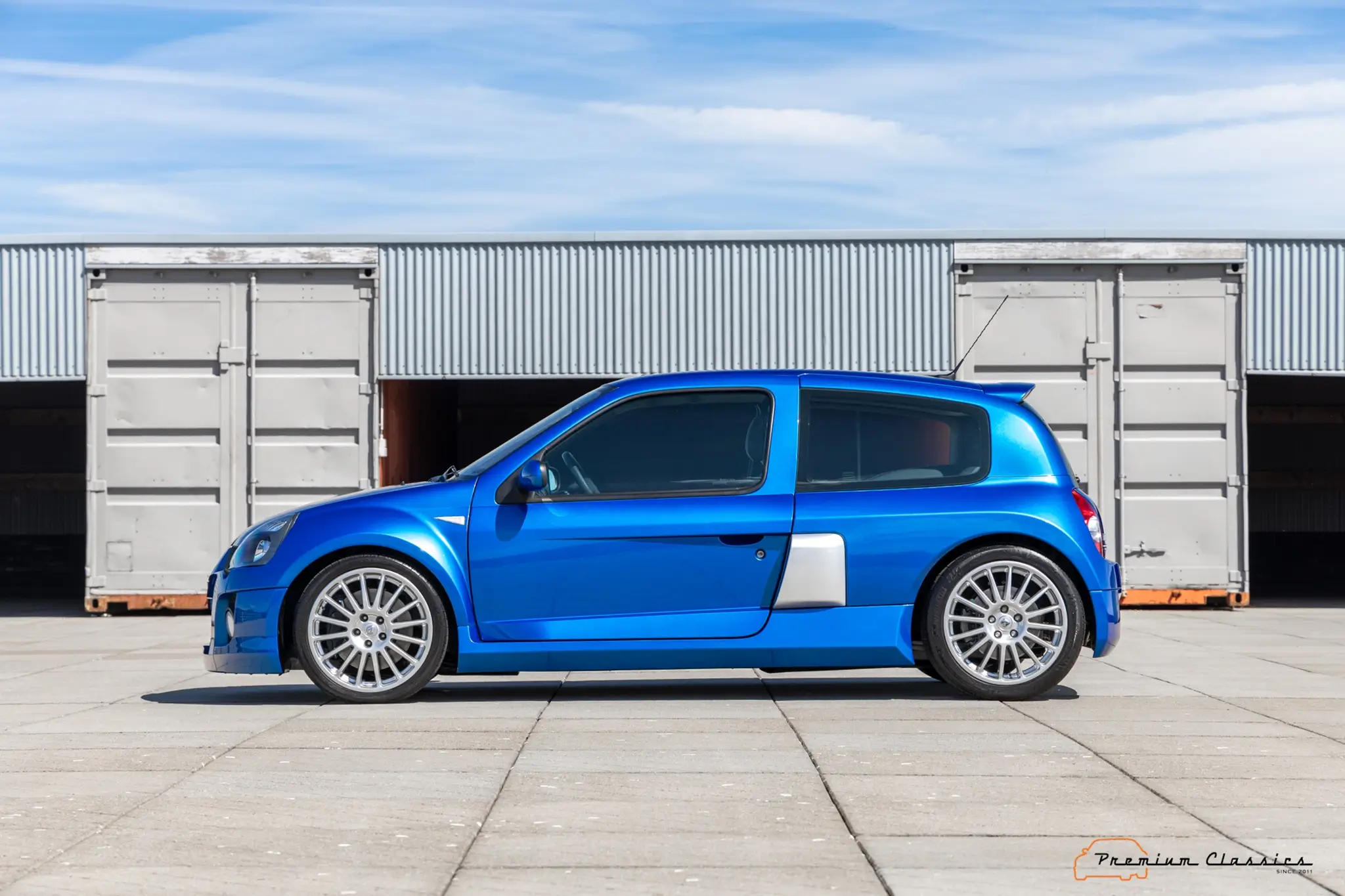 Renault Clio V6 - vista lateral