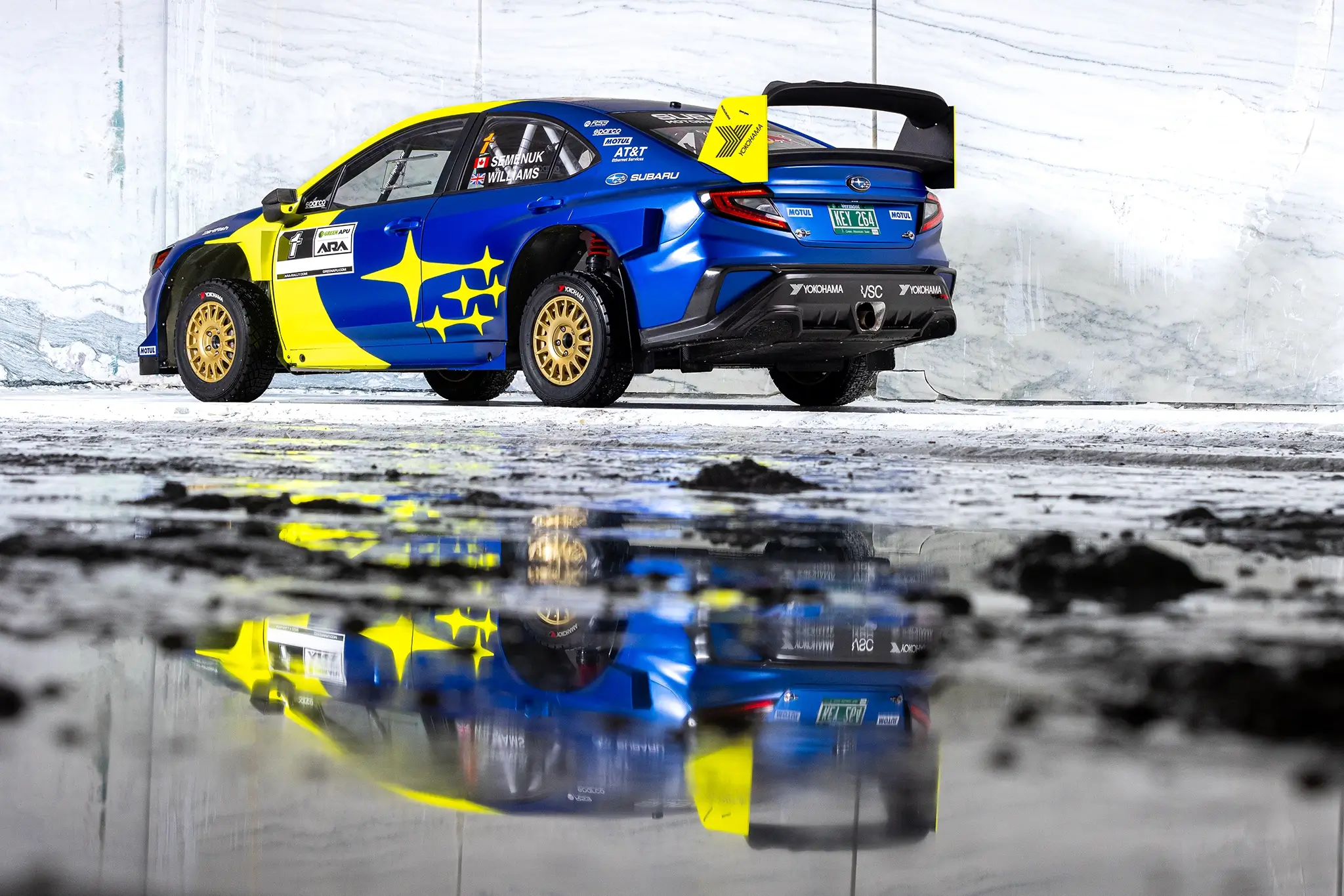 Subaru WRX rally car visto 3/4 de traseira